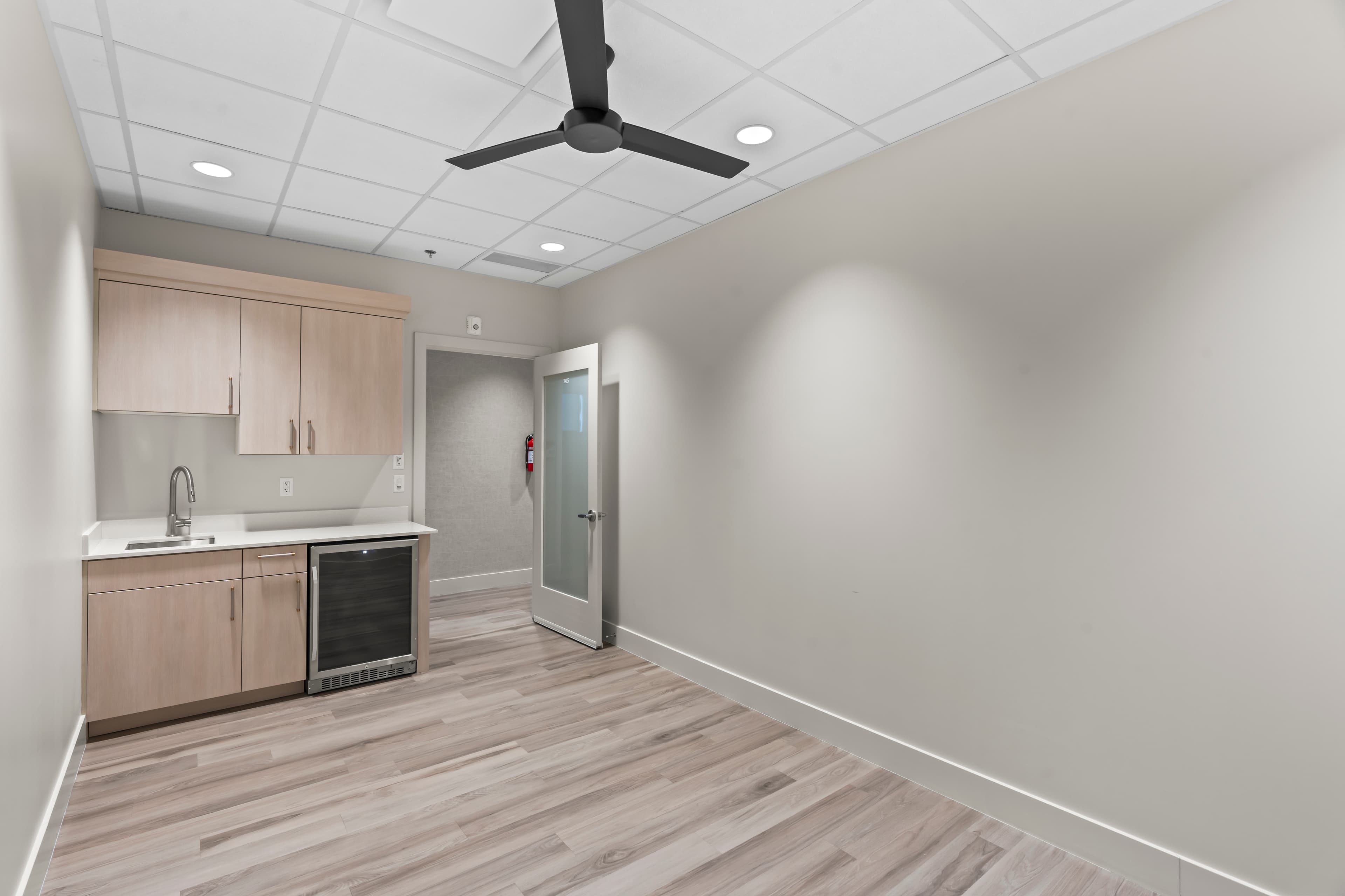 Deluxe Suite - salon suite for rent in Draper UT